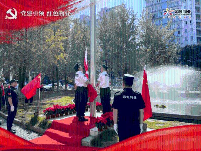 一家三口被困火海，民辅警披着被子三次进出火场