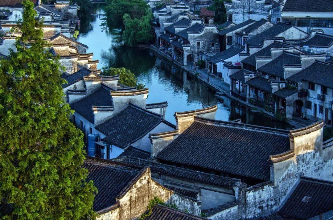 一男子当街攻击路人，热心市民挺身而出